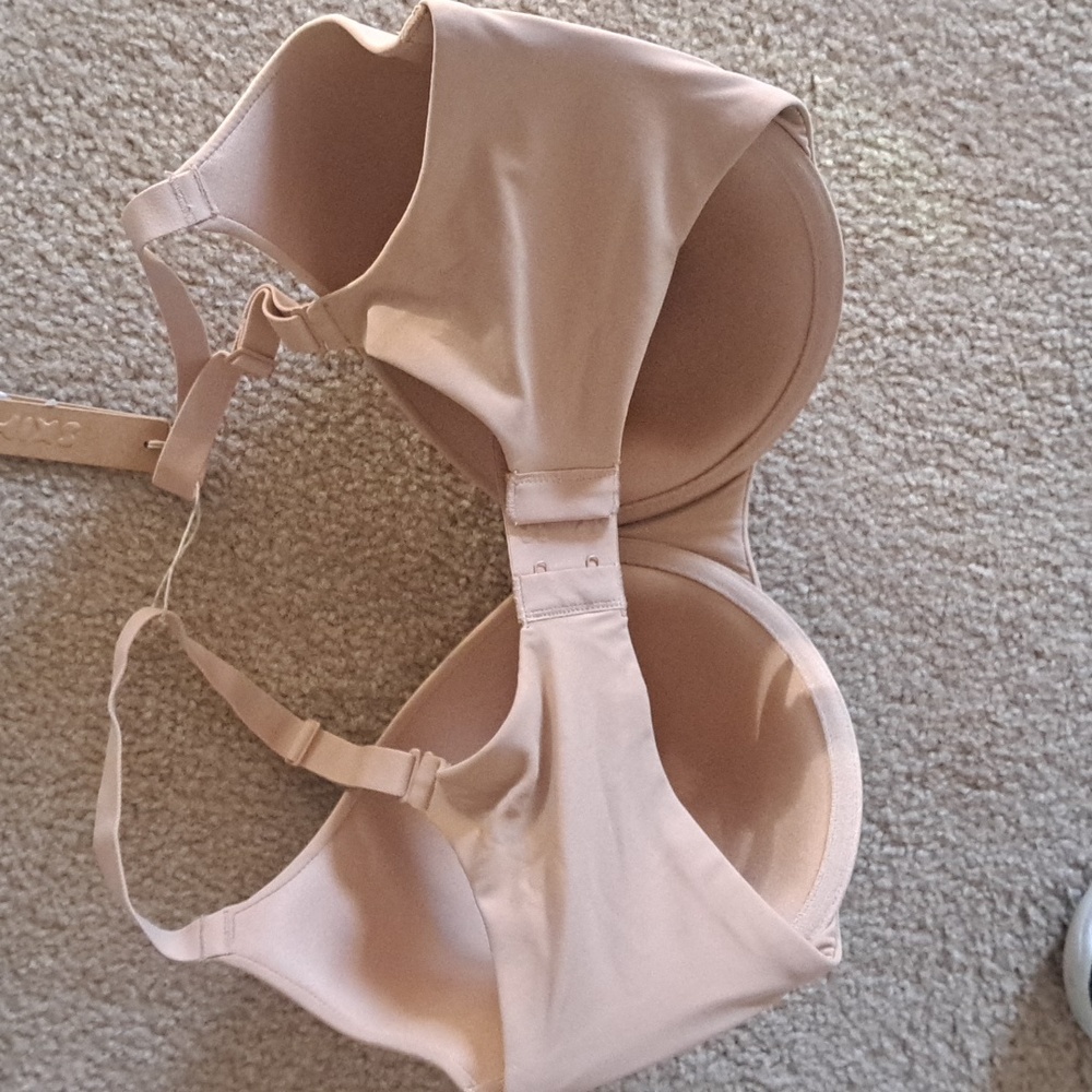 SKIMS Nude Light Beige T-Shirt Bra - Picture 4 of 6